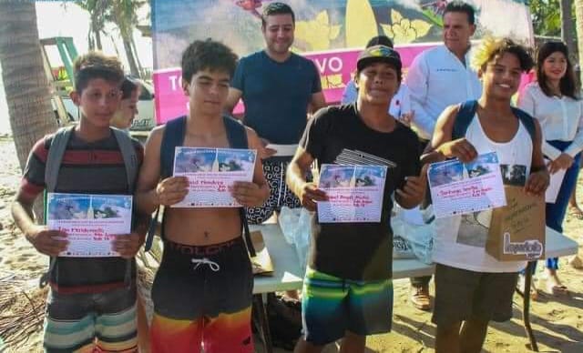 Estudiantes del Cecytem Colola, campeones internacionales de surfing