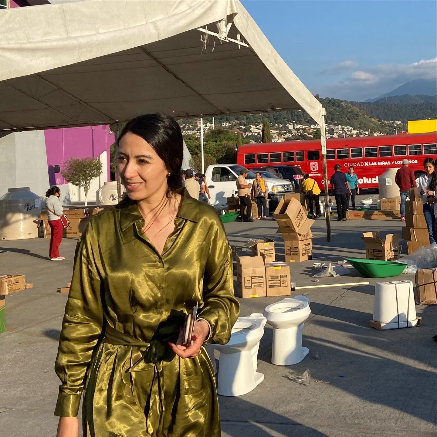 Realiza Karina Alvarado la entrega de 40 paquetes solares y 45 tinacos en beneficio de Familias Zitacuarenses