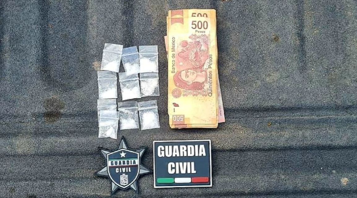 En Apatzingán, SSP asegura a uno con 10 dosis de droga, dinero en efectivo y vehículo