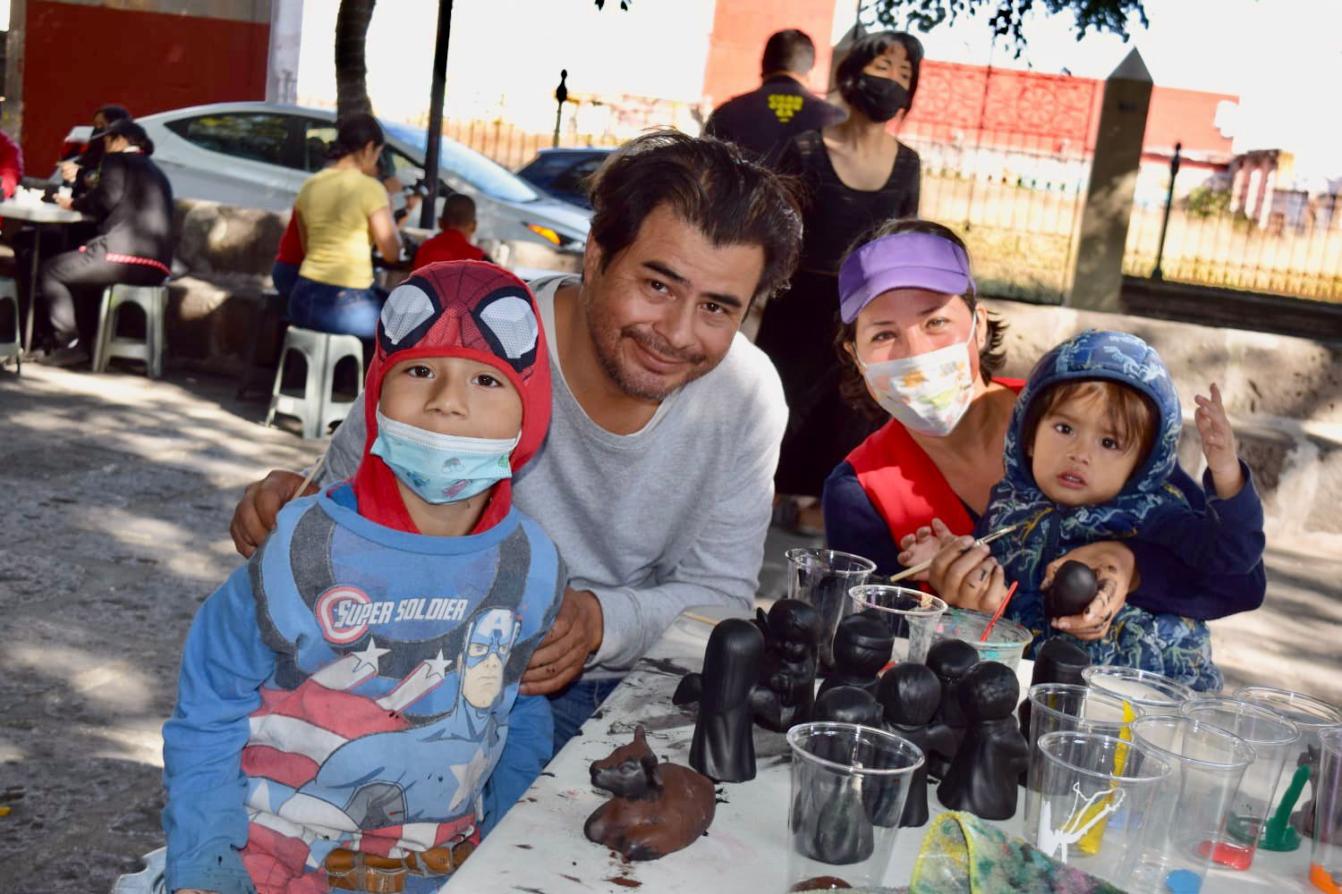 Familias morelianas disfrutaron del taller de pintura de cerámica