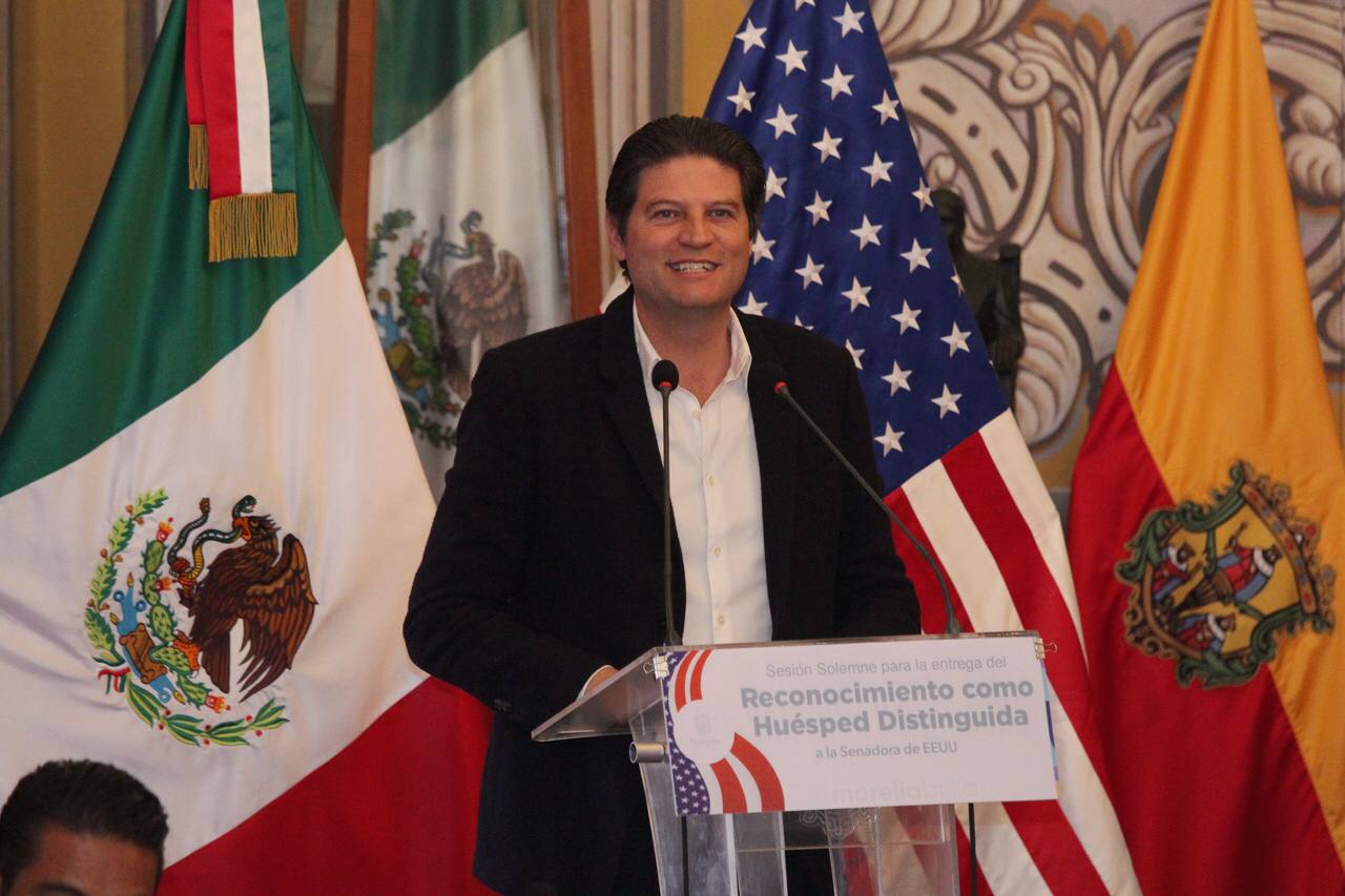 Entrega Alfonso Martínez reconocimiento de Huésped Distinguido a senadora de Estados Unidos