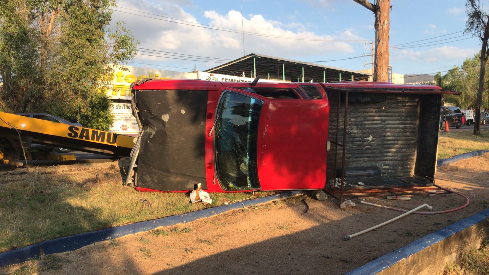 Saldo De Dos Lesionados Al Chocar Camioneta Contra Un Poste Luz Y Posteriormente Volcar El Clar N