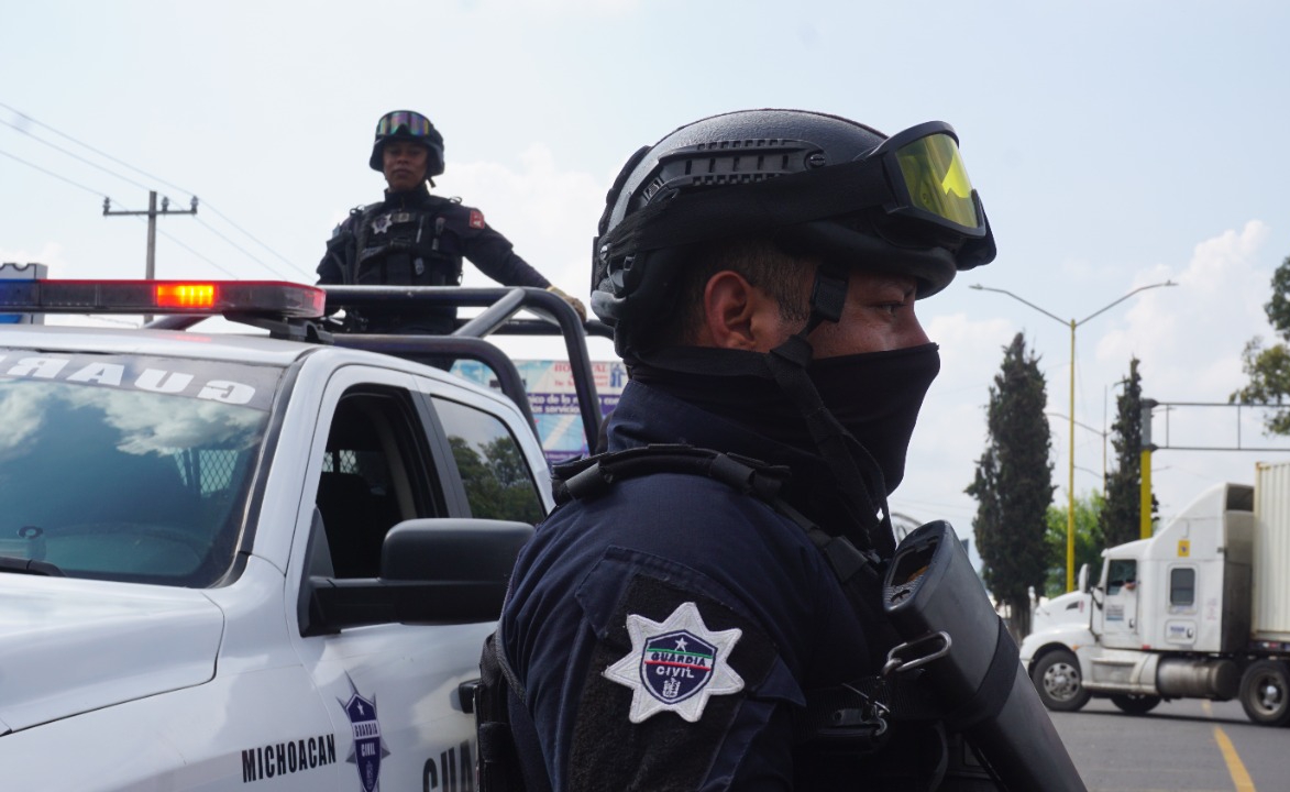 En Zitácuaro, SSP asegura a dos con mandato judicial vigente