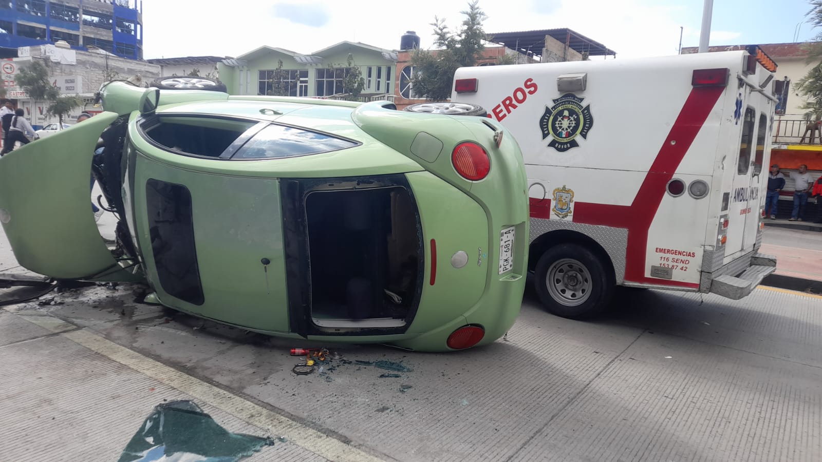 Dos personas resultaron lesionadas al volcar la unidad en la que viajaba en Zitácuaro