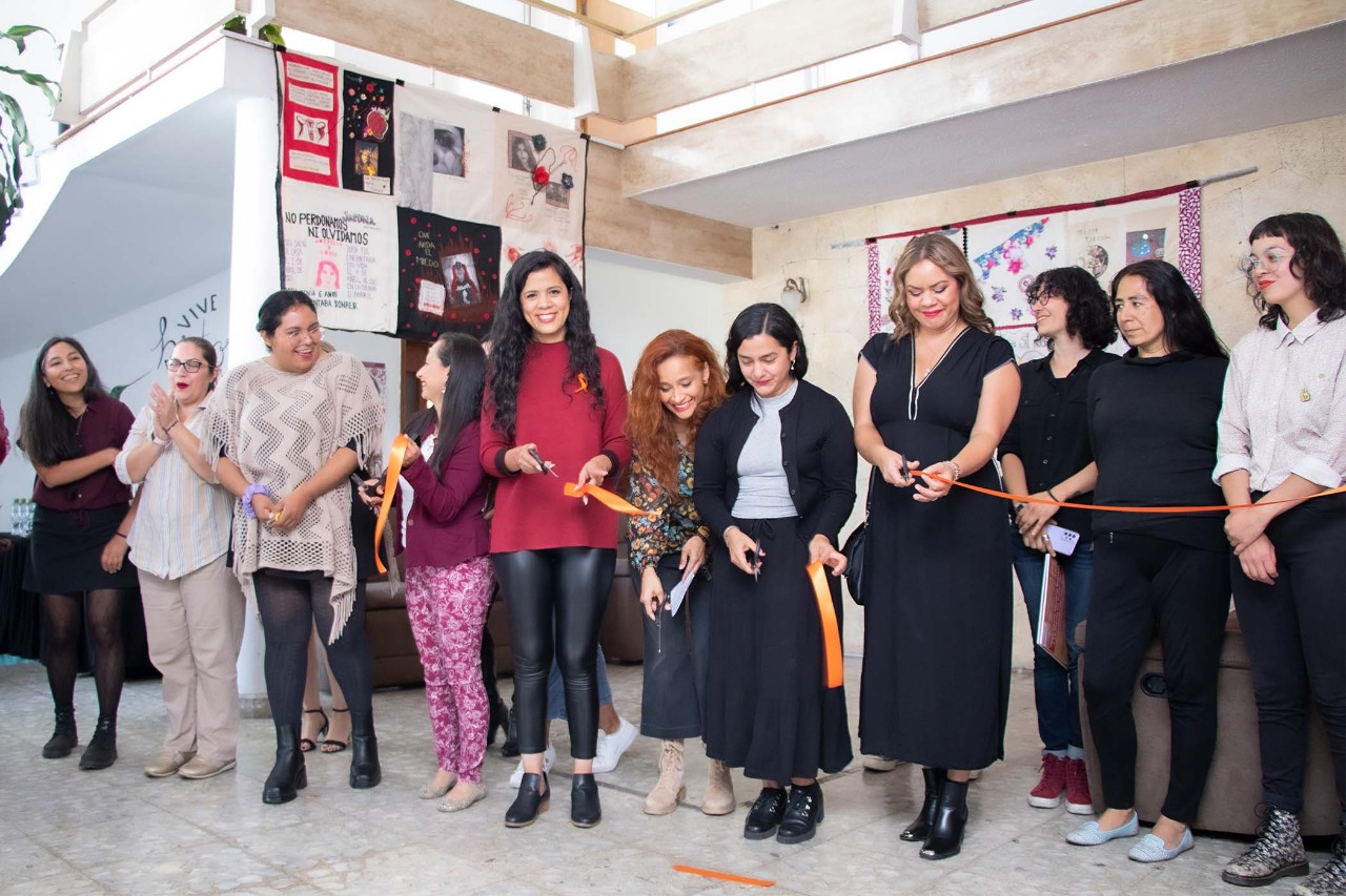 Inaugura Seimujer la exposición “Manta de curación” en sus instalaciones.