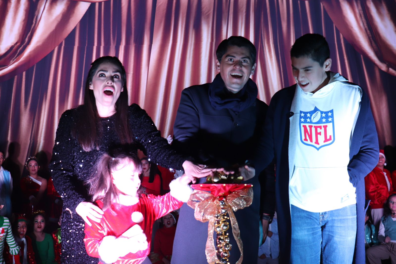 Toño Ixtlahuac enciende el tradicional árbol navideño en la Plaza Cívica Benito Juárez.