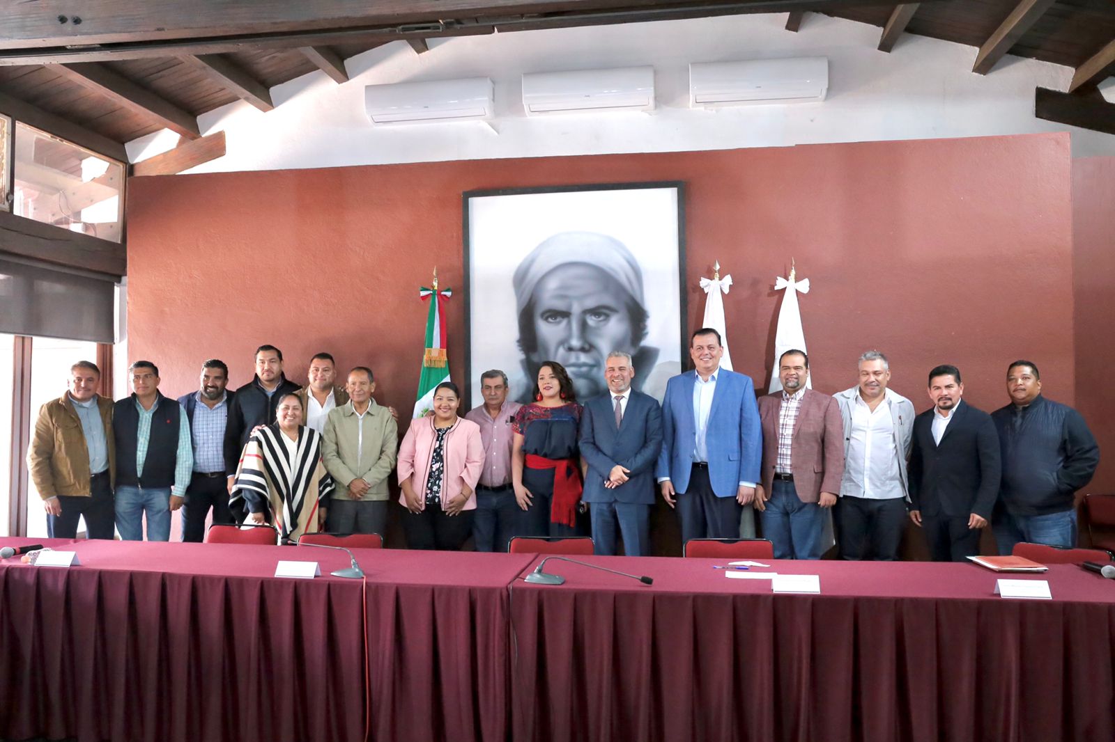 Expone Bedolla a alcaldes del PRI programas y acciones para 2023.