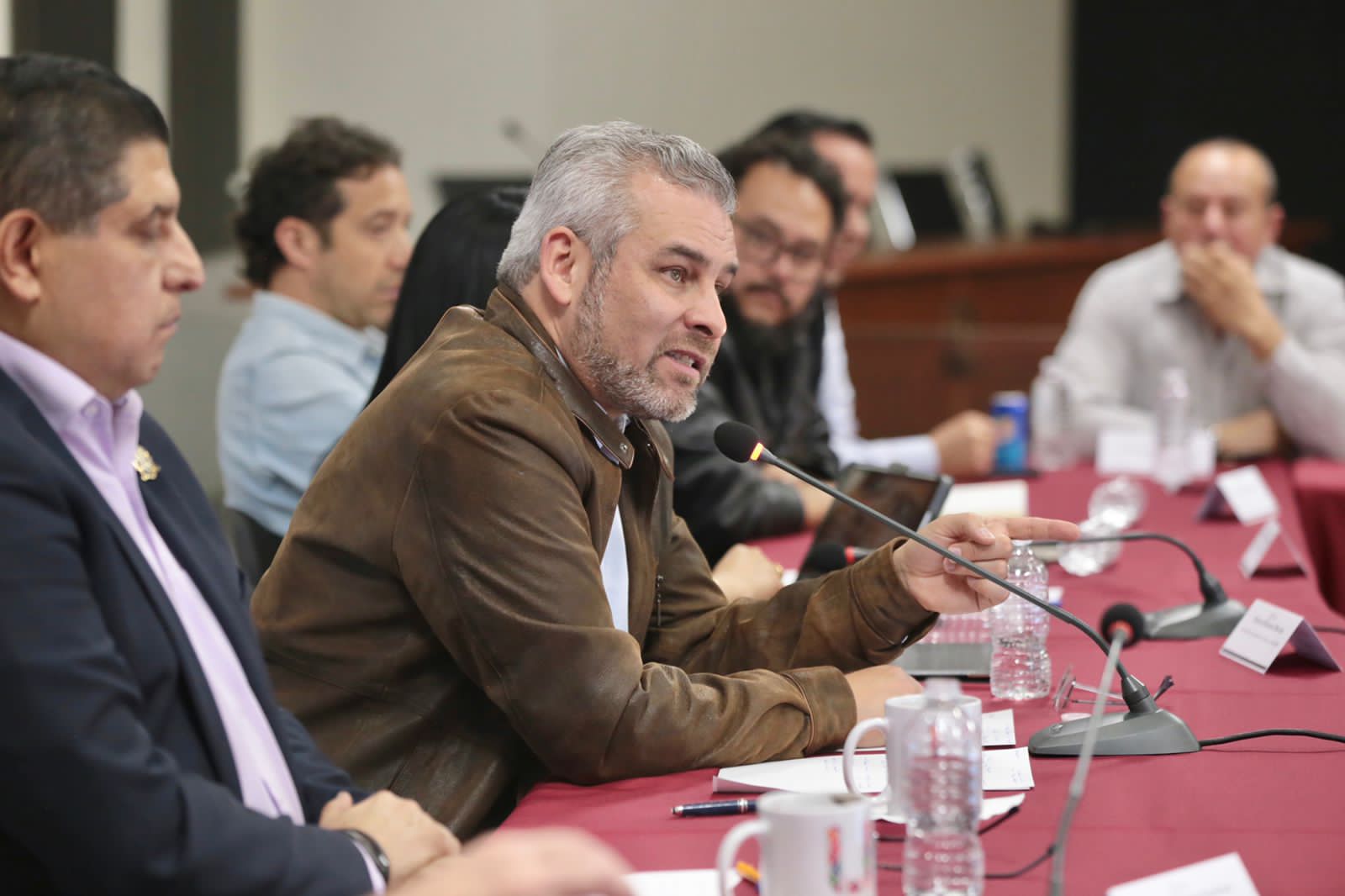 Bedolla presenta proyecto de cablebús a transportistas de Uruapan.