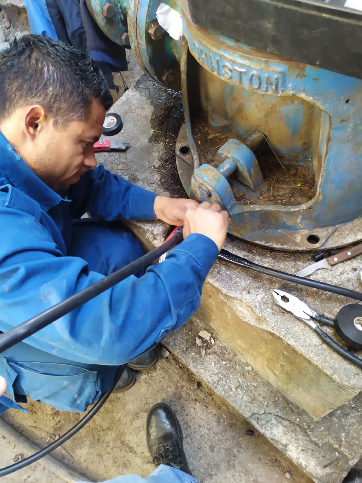 Aviso#MoreliaTrabajadores del OOAPAS atienden manualmente fallas de pozos