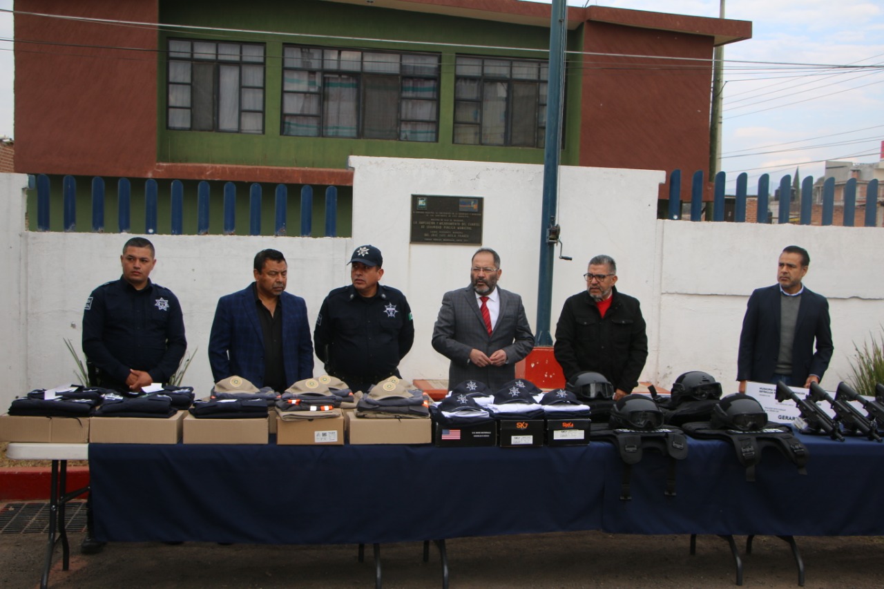 José Luis Téllez Marín entrega uniformes, armamento, equipo táctico e incentivos económicos a elementos de Seguridad pública municipal, dentro del Programa FORTAPAZ.
