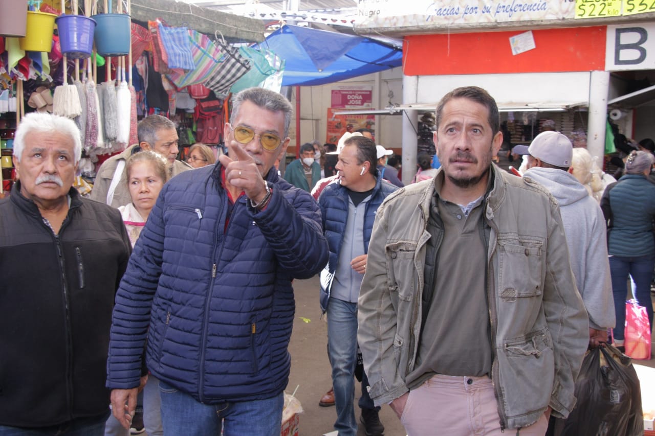 Exponen locatarios a titular de Sedeco las necesidades que presenta el mercado de la antigua feria.