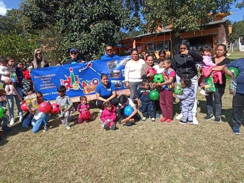 El grupo regalando Sonrisas distribuyó 300 juguetes con motivo de Día de Reyes
