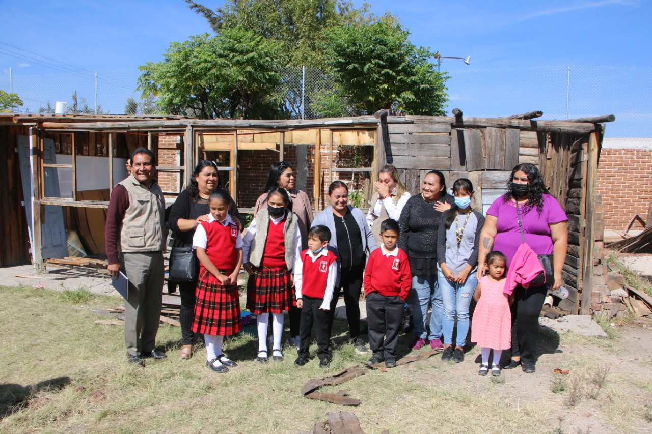 Carlos Patiño y Margarito Fierros dieron banderazo de arranque de la construcción una aula en la Escuela Primaria José Vasconcelos