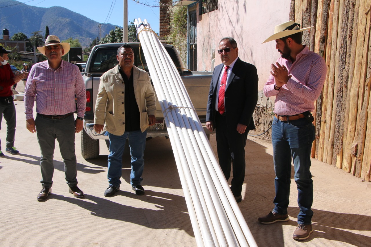 José Luis Téllez entregó tubos RD 26 de 3 pulgadas a los integrantes del Comité de Agua Potable de la colonia 5 de mayo de San Bartolo