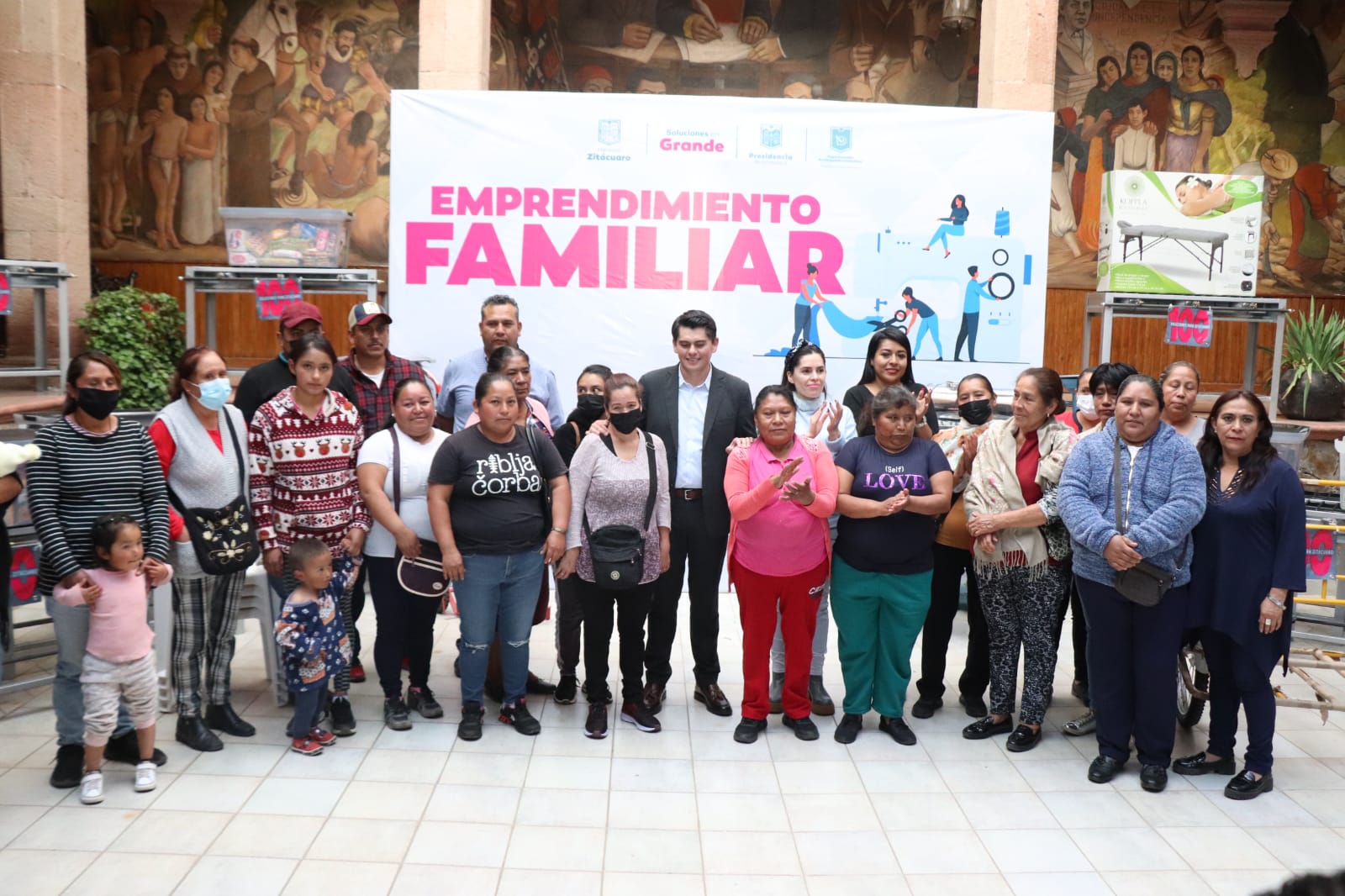 Entrega Toño Ixtláhuac 35 proyectos productivos para generar empleo en Zitácuaro