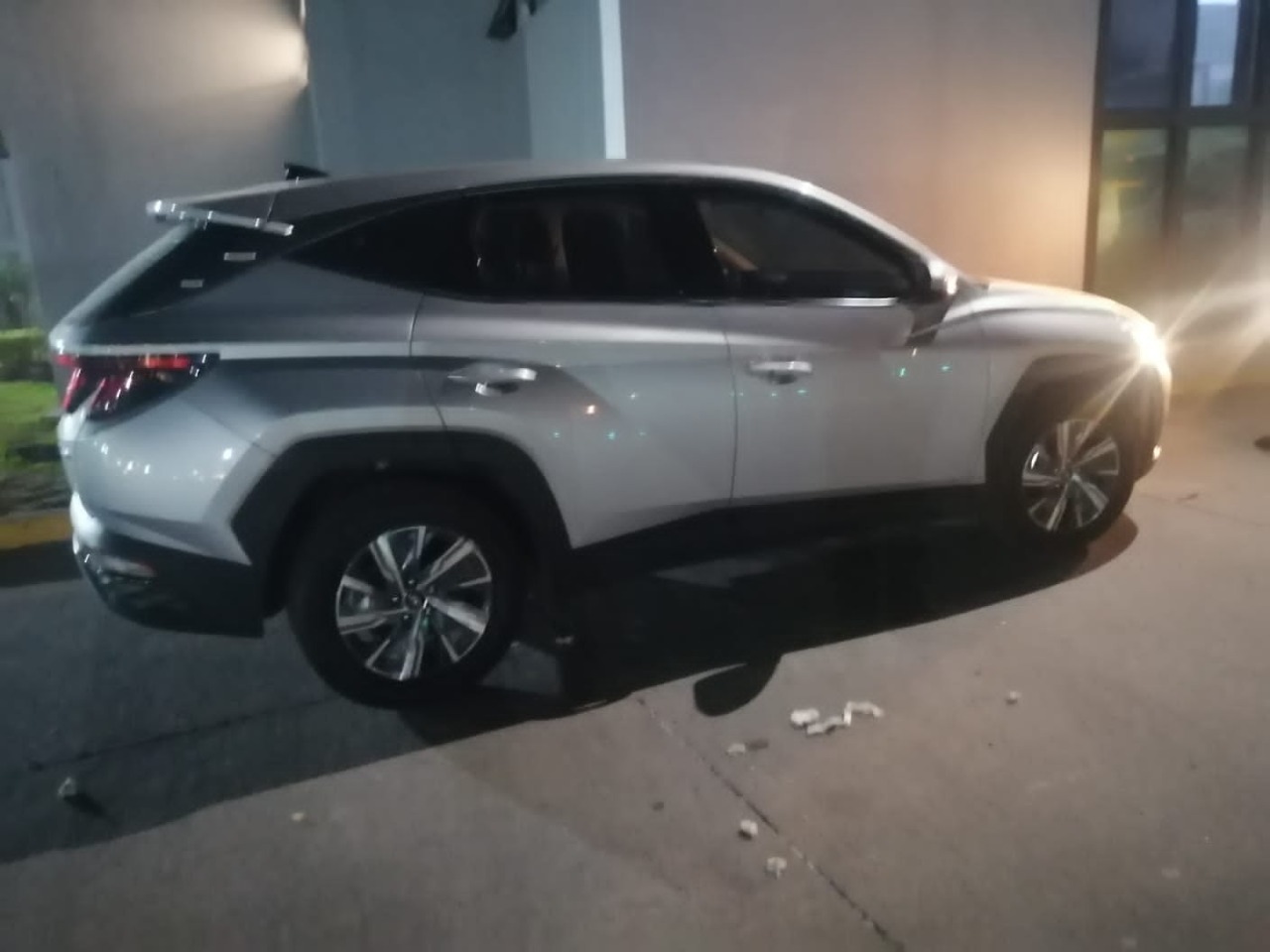 En operativo, asegura FGE dos vehículos con reporte de robo, narcóticos y detienen a una mujer