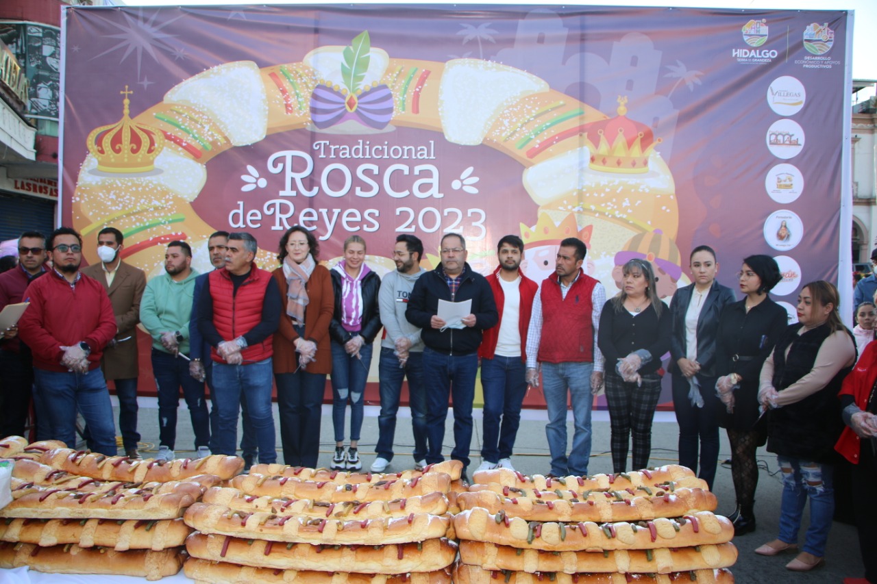 José Luis Téllez, regidores, funcionarios municipales y panaderos participantes, partieron y compartieron la monumental Rosca de Reyes en su XX Edición con más de 800 metros lineales
