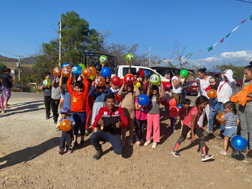 Bomberos de Zitácuaro repartieron juguetes a niños de comunidades