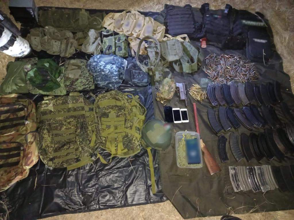 Personal de la Guardia Nacional  localizó armas de fuego, equipo táctico, cargadores y cartuchos útiles dentro de un vehículo abandonado