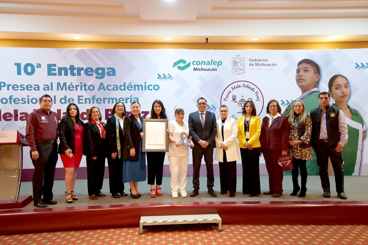 Martha Chávez es galardonada con la presea al mérito académico