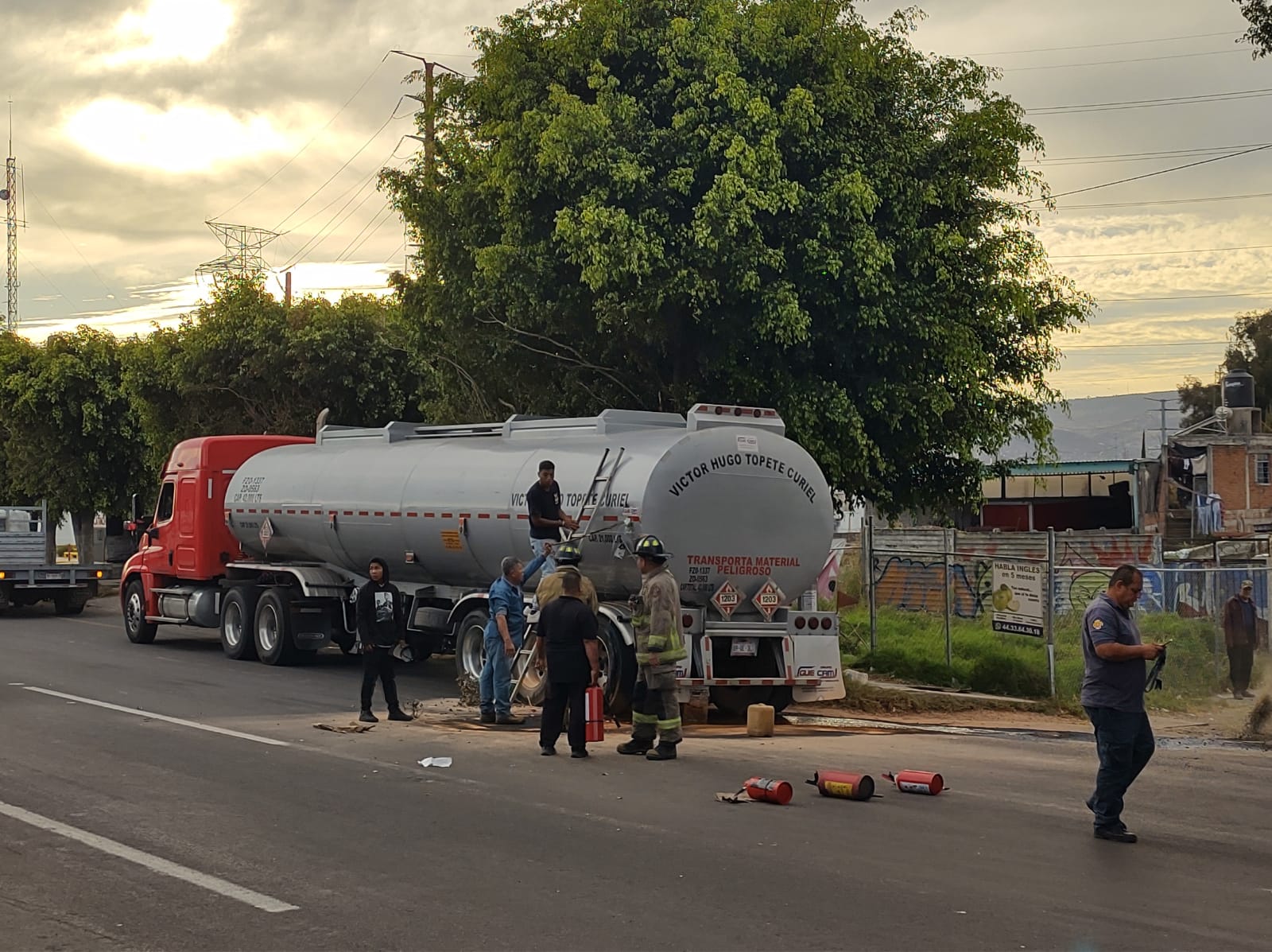 La fuga de combustible de una pipa de 21 mil litros provocó la movilización de bomberos