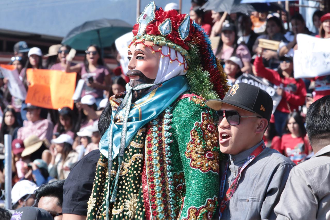 Asiste Bedolla al concurso de Danza de Kúrpites 2023