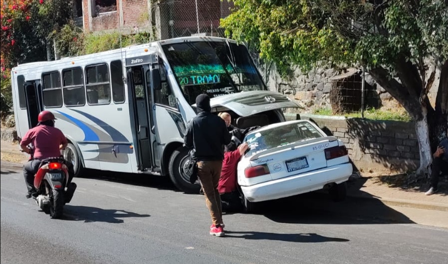 Saldo de cinco lesionados y cuantiosos daños materiales, fue el saldo que dejó el choque entre un camión del transporte público y un taxi