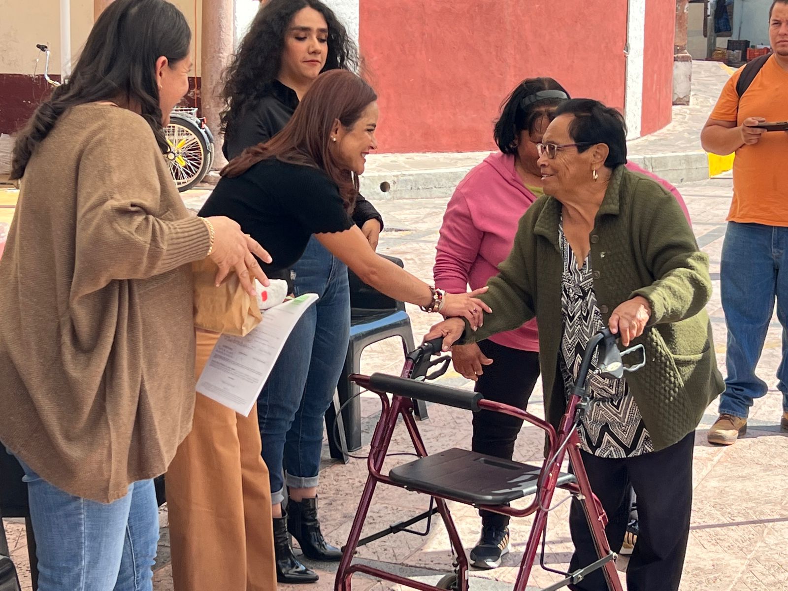 Entrega Sader 194 paquetes para hortalizas a familias de Churitzio