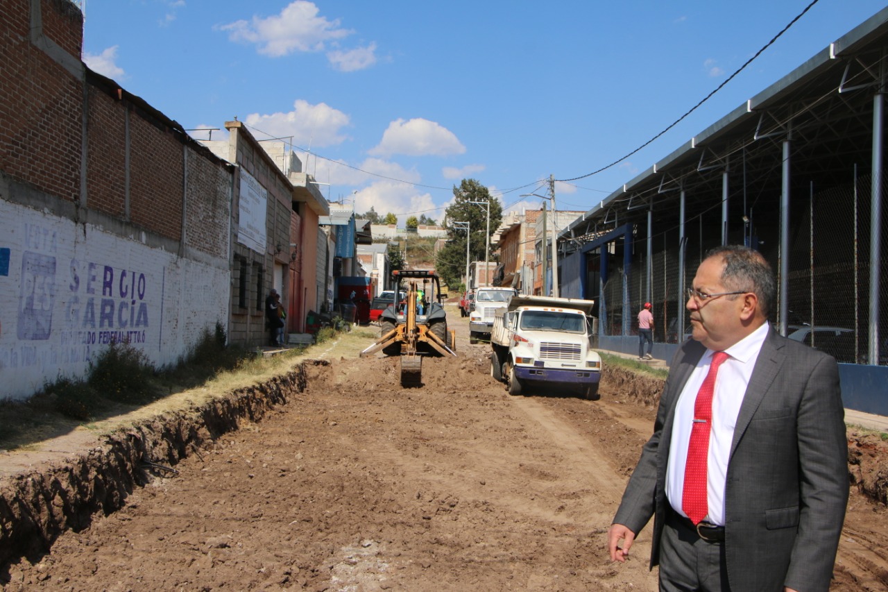 José Luis Téllez dio banderazo de inicio a los trabajos de construcción de la primera etapa del pavimento asfáltico de la calle Camelinas
