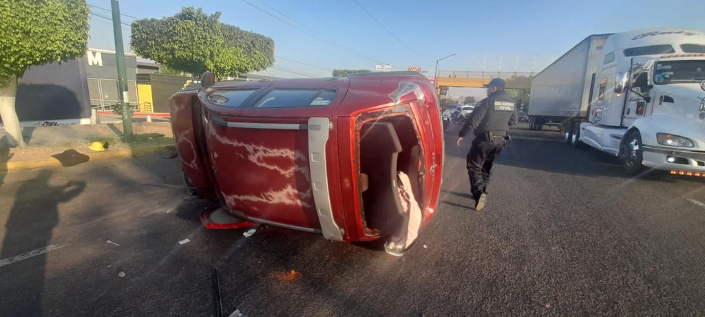 Una mujer resultó lesionada al perder el control de su vehículo y volcar