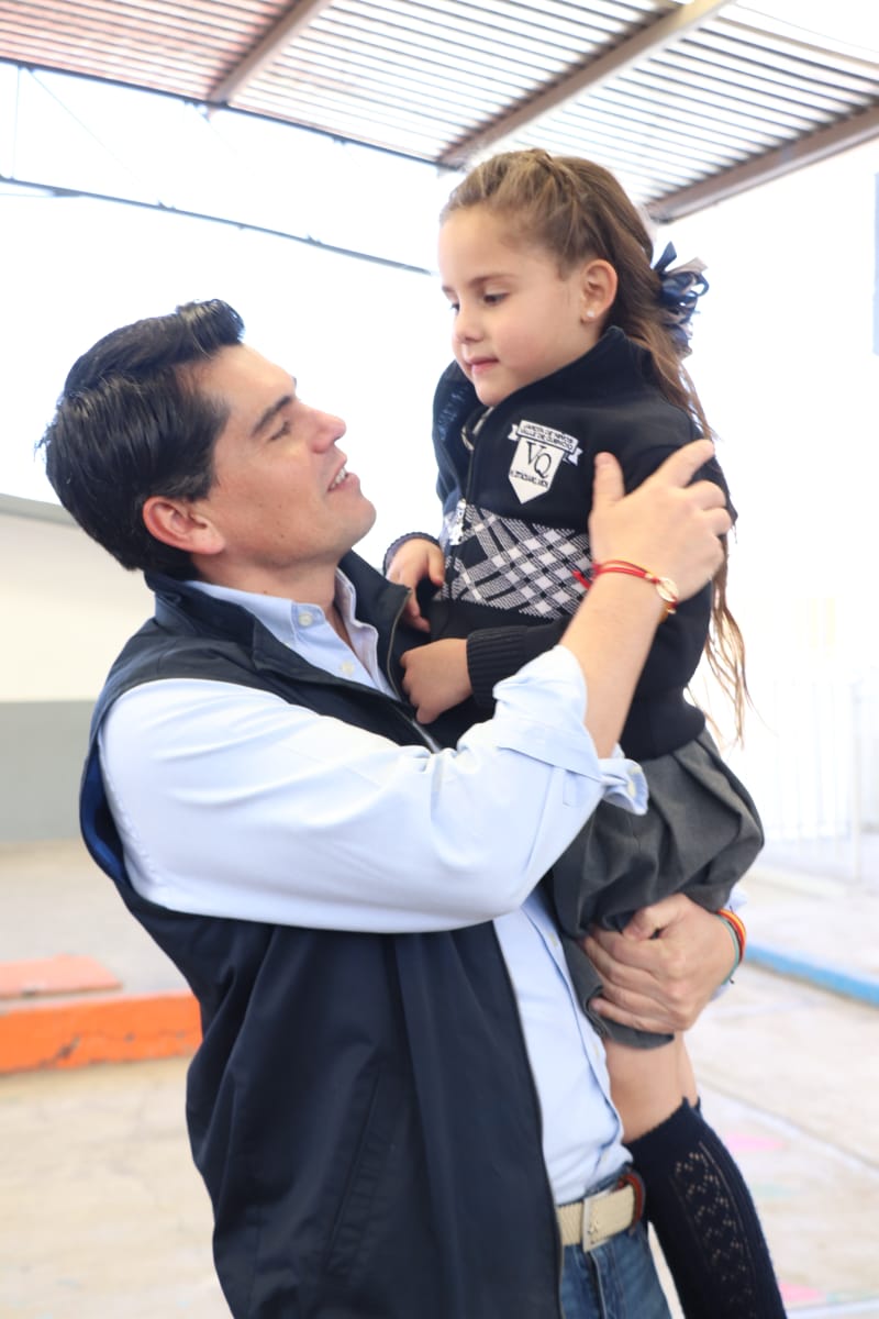Entrega Toño Ixtláhuac remodelación de aulas, baños y distintas áreas en el preescolar Valle de Quencio