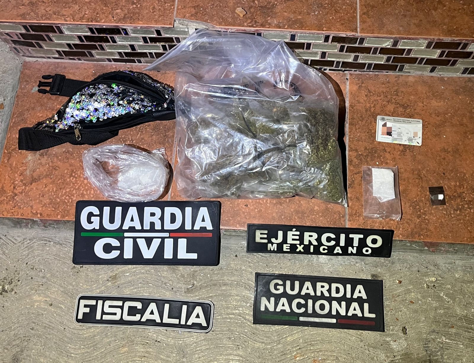 De manera coordinada, SSP y FGE cumplimentan orden de cateo: aseguran a uno y 60 envoltorios de droga