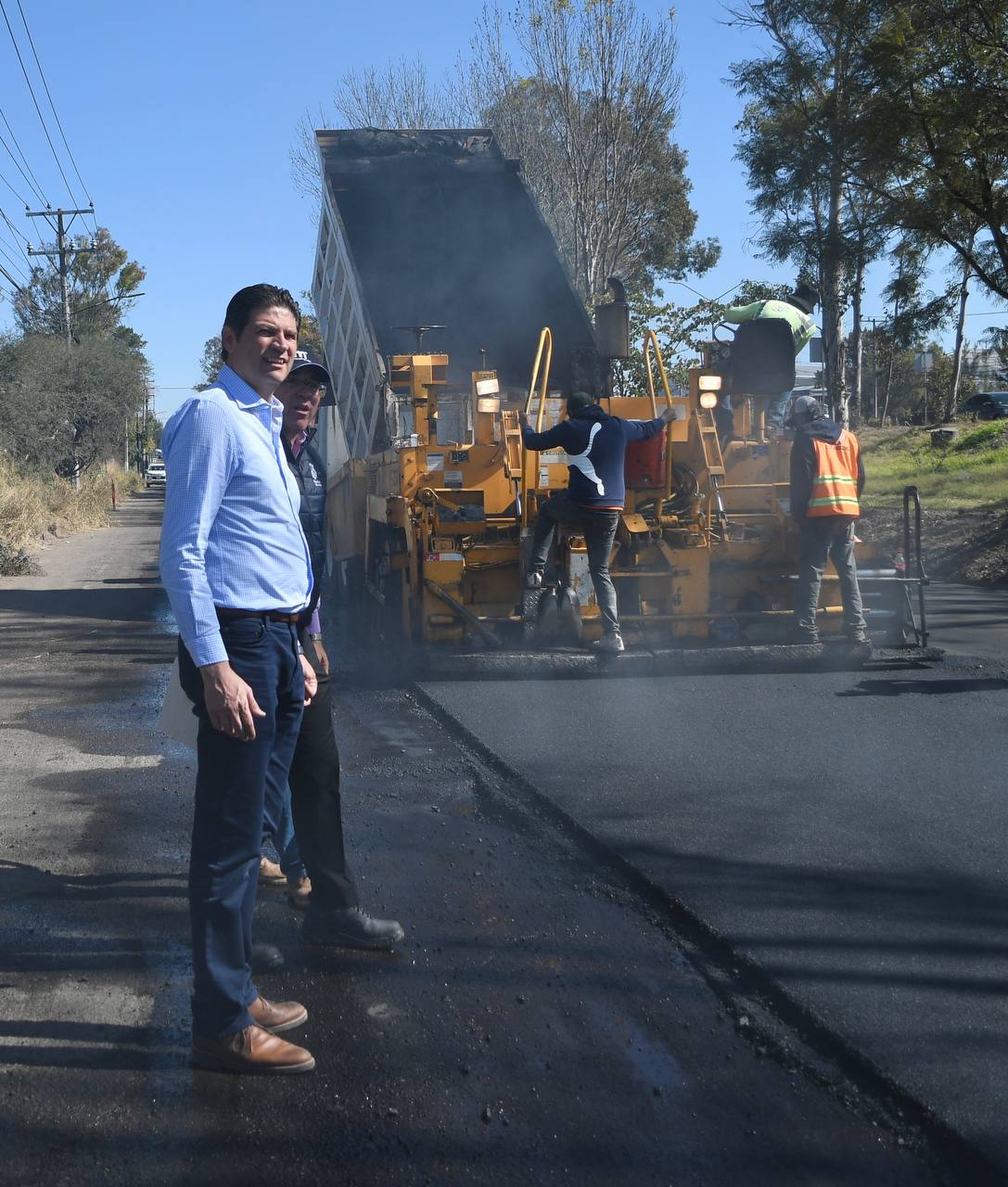 Supervisa Alfonso Martínez pavimentación de importante avenida en Ciudad Industrial.