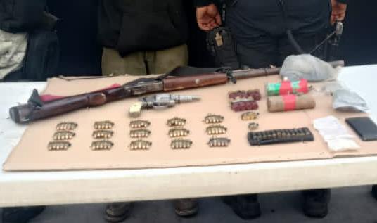 Capturan SSP, Sedena y GN, a hombre con artefactos explosivos, armas y droga.