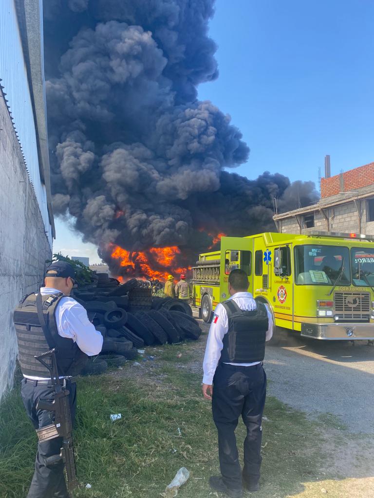 PC municipal y Policía Morelia apoyan combate de incendio en Tarímbaro.