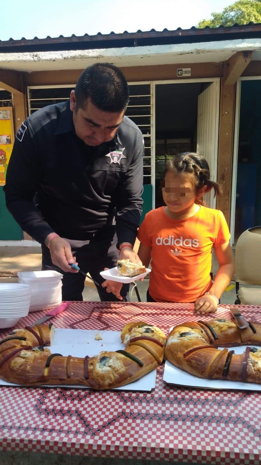 Guardia Civil lleva alegría a niñas y niños de albergue en Tuzantla, con motivo del Día de Reyes.