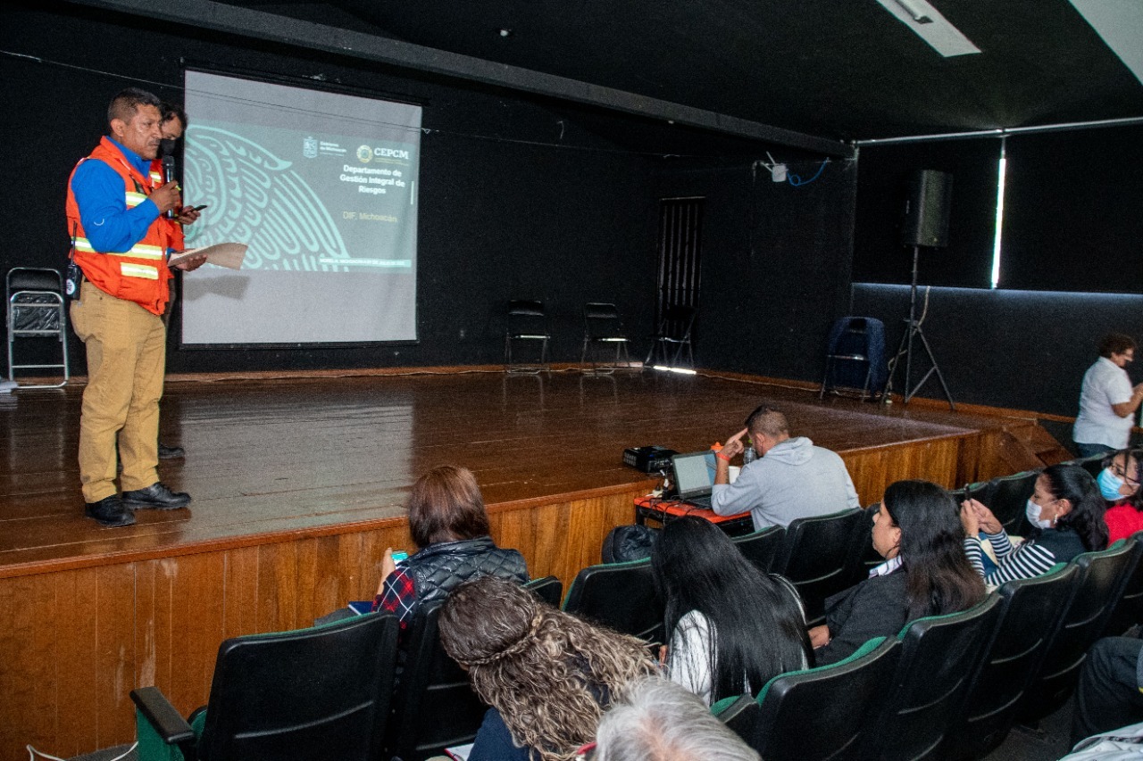 Realiza DIF capacitaciones para disminuir riesgos ante situaciones de emergencia o desastre.