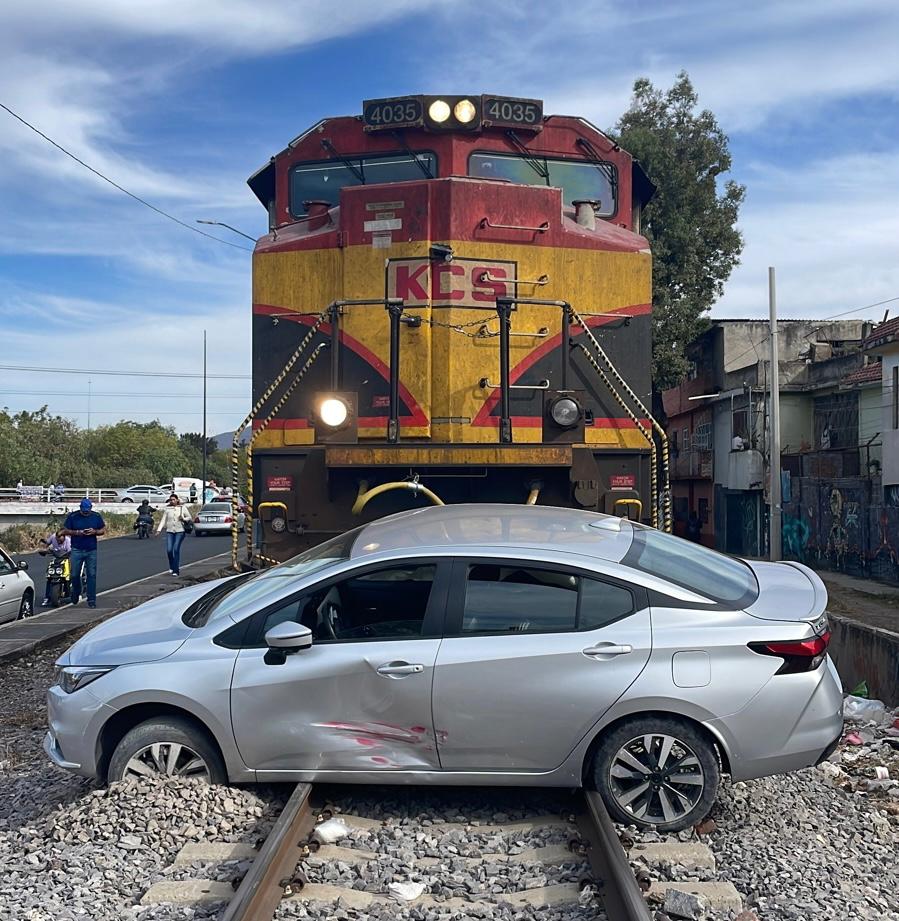 Por querer ganarle el paso, El Tren impacto un auto compacto en Morelia.