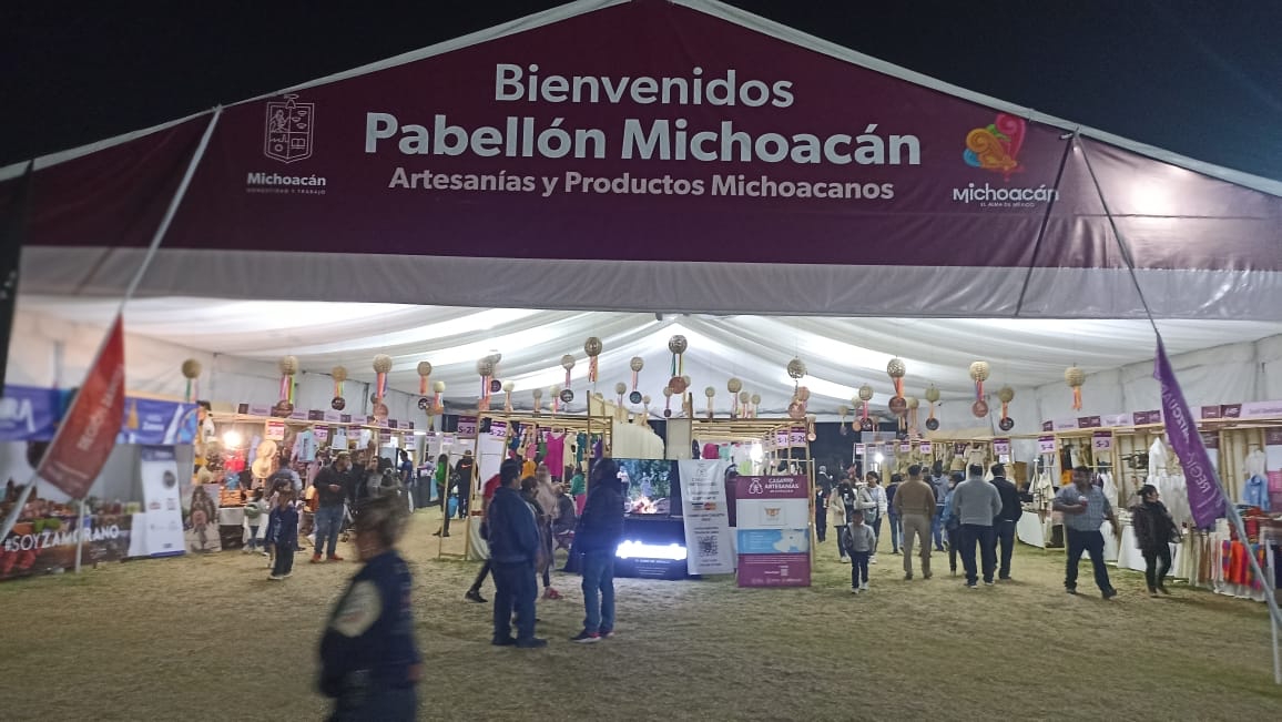 Artesanos michoacanos reportan buena venta en la Feria Estatal de León 2023.