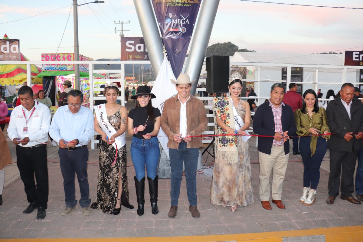Corta Toño Ixtláhuac listón inaugural de la Expo Feria Monarca Zitácuaro 2023.