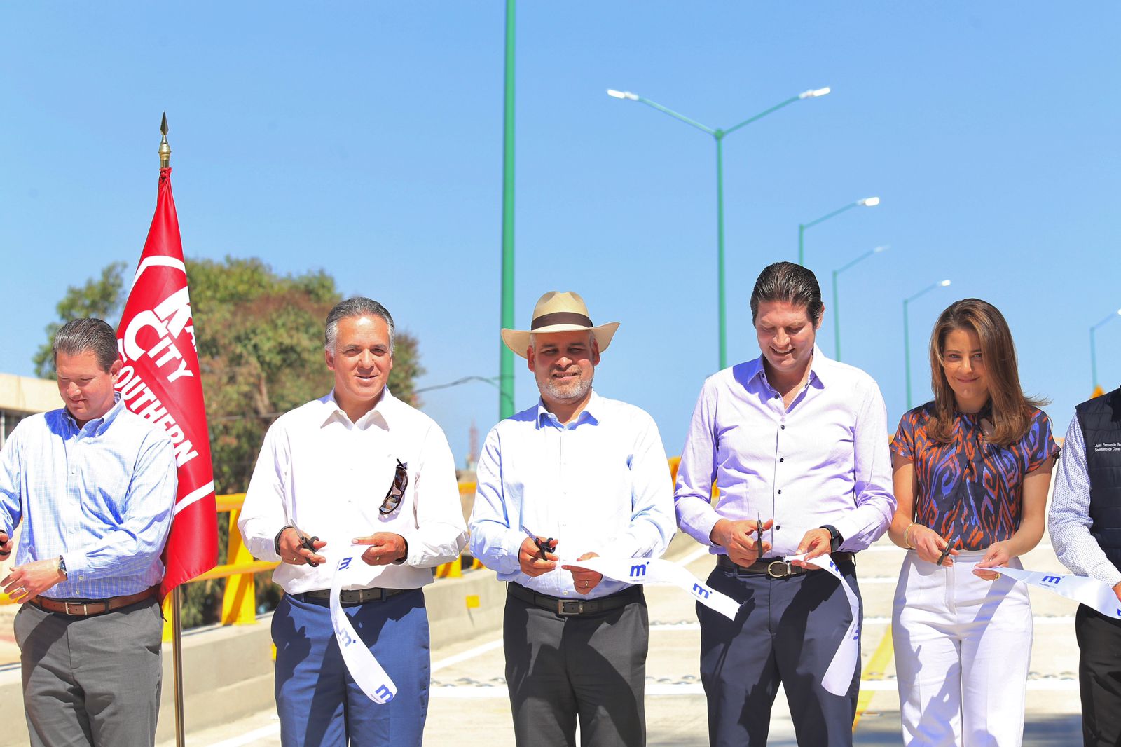 Asiste Bedolla a inauguración del puente a desnivel en Siervo de la Nación.