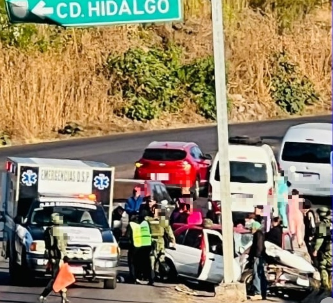 Elementos del Grupo de Emergencias de Seguridad Pública de Cd. Hidalgo atienden a 3 personas que resultaron lesionadas en choque