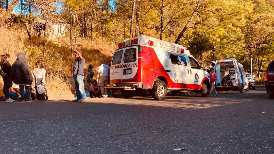Saldo preliminar de 26 peregrinos lesionados al volcar el autobús en el que viajaban