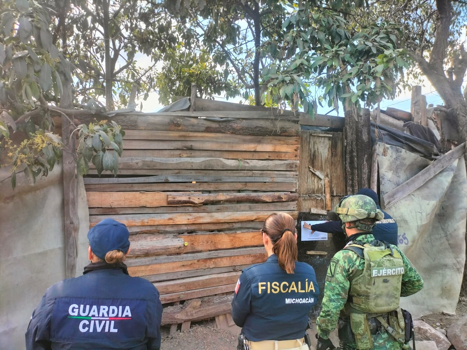 En cateo, asegura FGE inmueble relacionado en conductas ilícitas y detiene a dos presuntos responsables