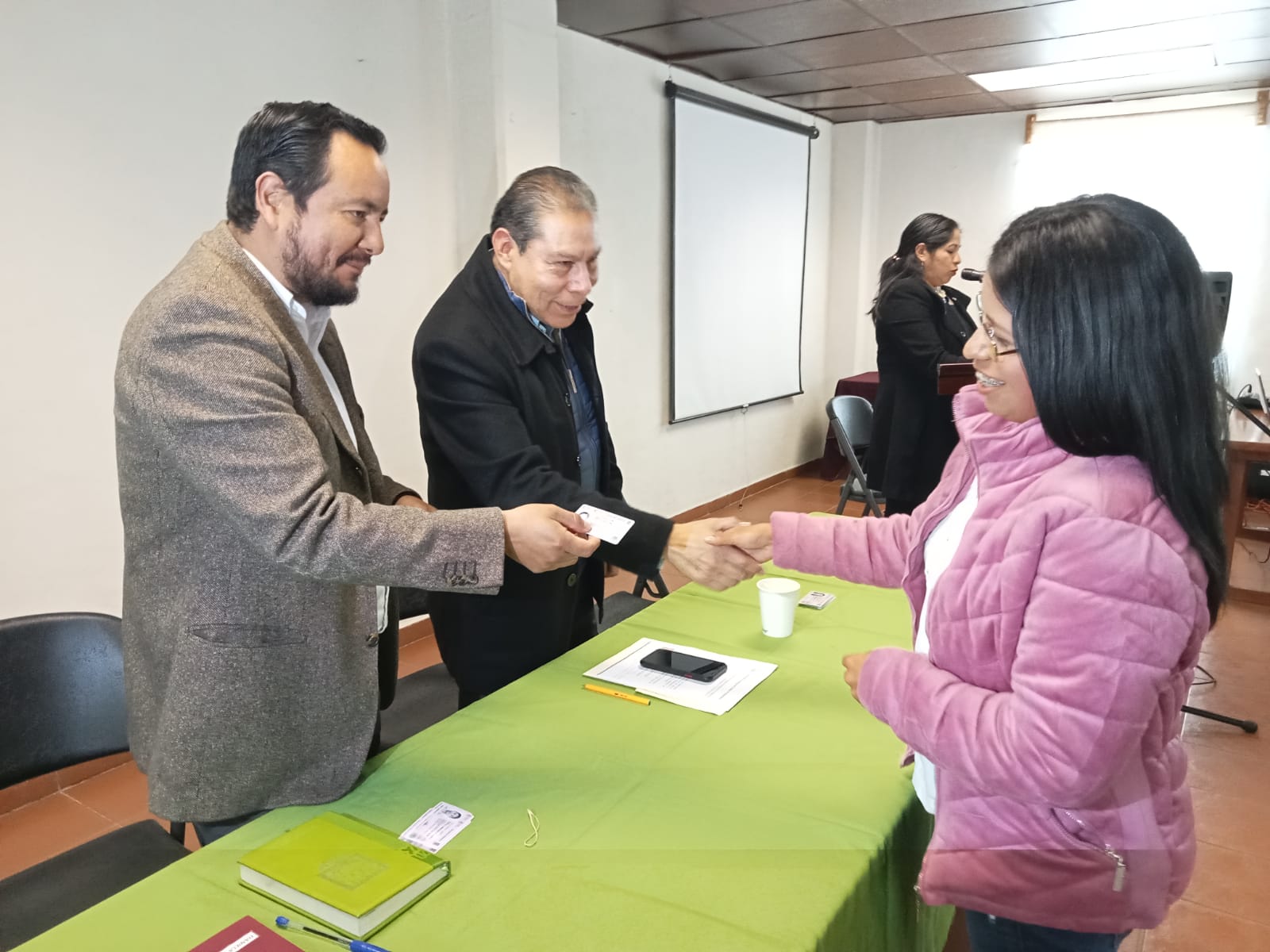 Entrega Universidad Intercultural cédulas y títulos rezagados