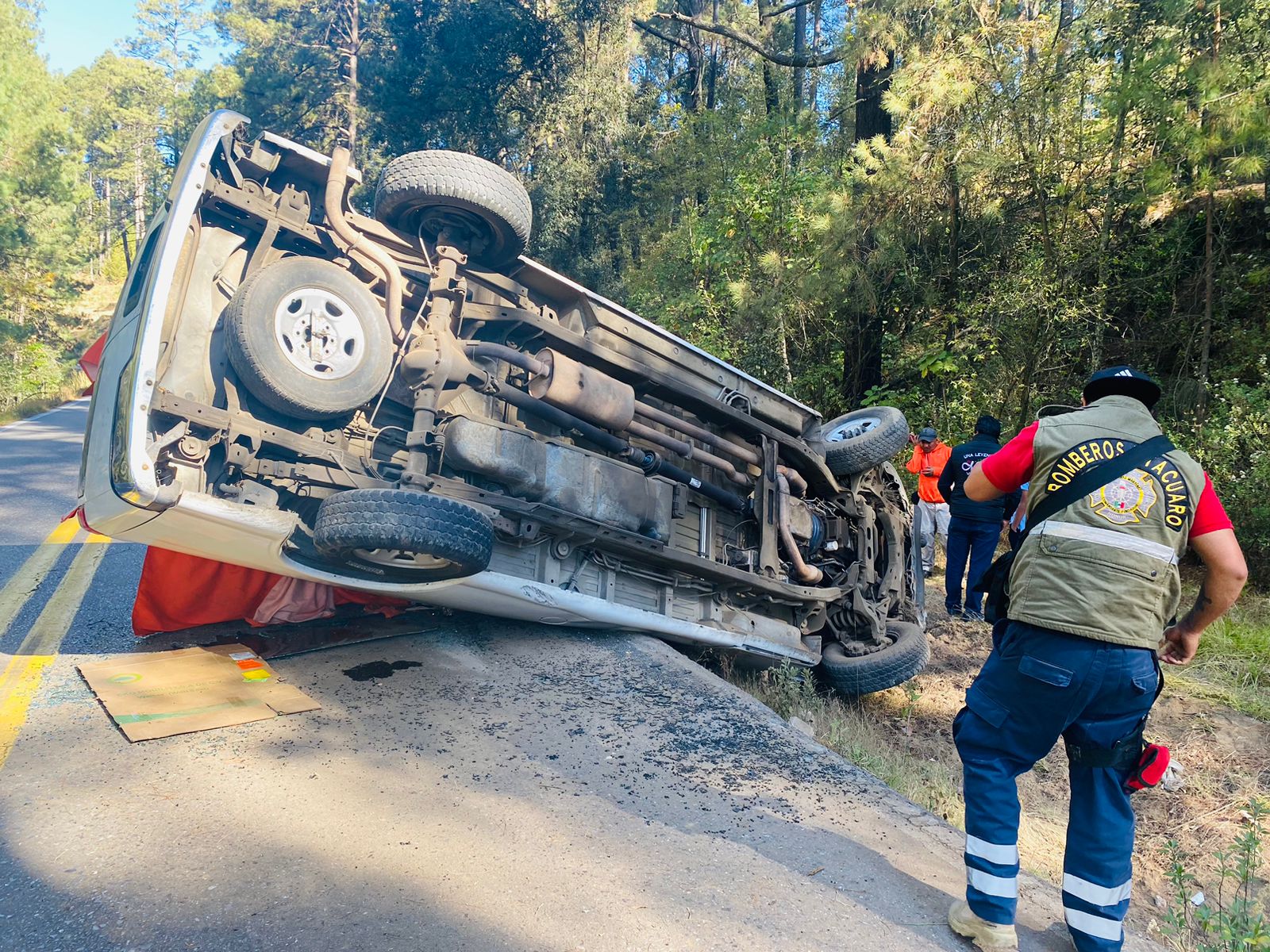 Cuantiosas perdidas materiales al volcar una camioneta en la Zitácuaro – Toluca