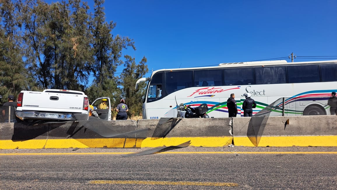 El chófer de un camioneta perdió el control y se impactó contra el muro de contención
