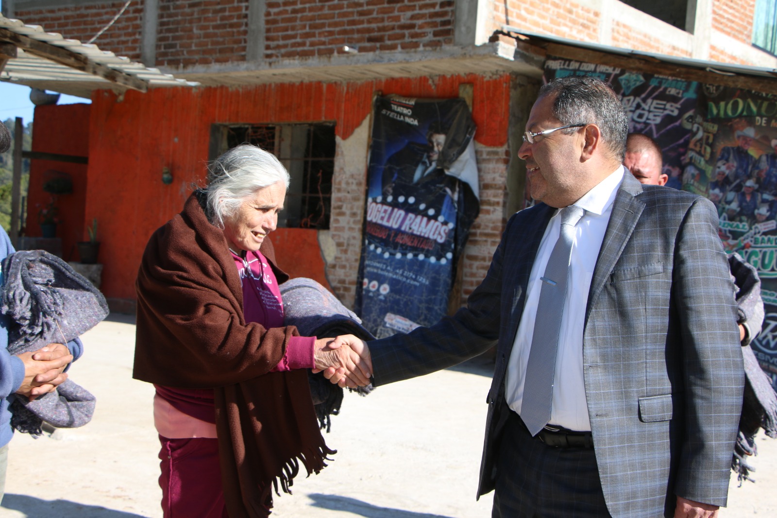 José Luis Téllez continúa con la entrega de cobijas dentro del Programa Invernal