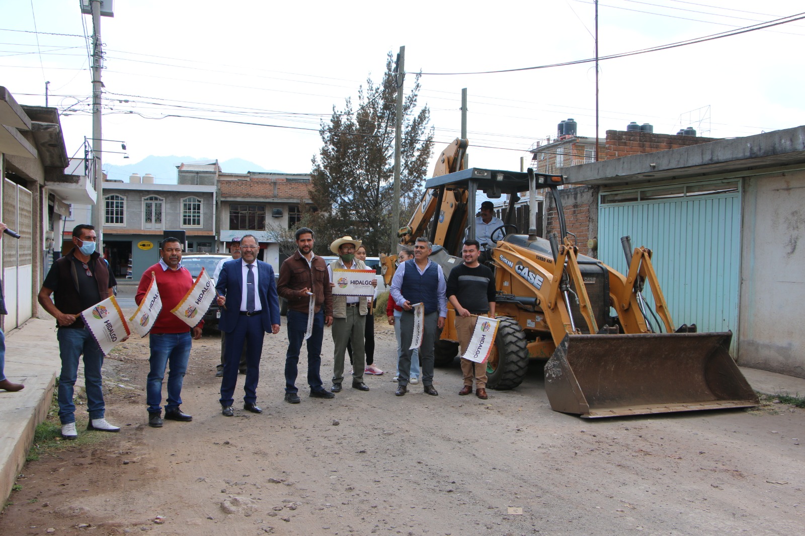 José Luis Téllez dio el banderazo de inicio a los trabajos de construcción de la pavimentación de la Calle Cerro del Gallo