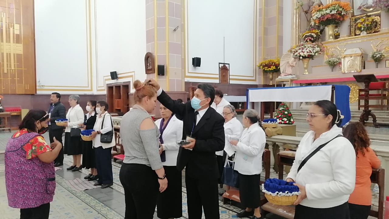 Católicos acuden a la imposición de la ceniza en la Parroquia de Nuestra Señora de Los Remedios